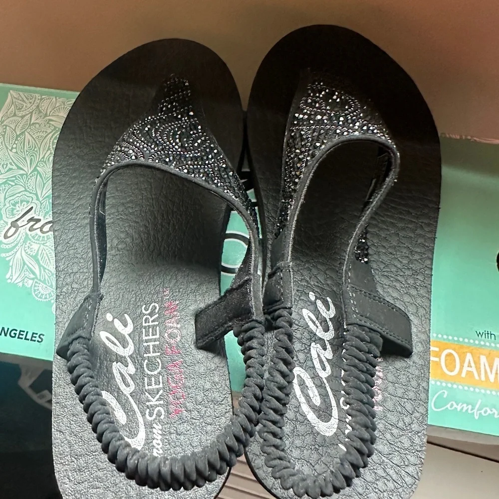 NWT Skechers Yoga Foam Meditation Black Rhinestone Women's Sandal
